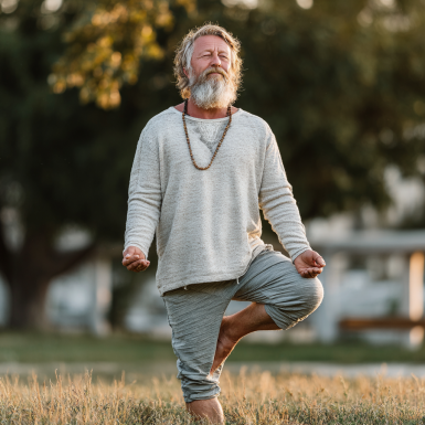 Група літніх людей займається йогою в студії